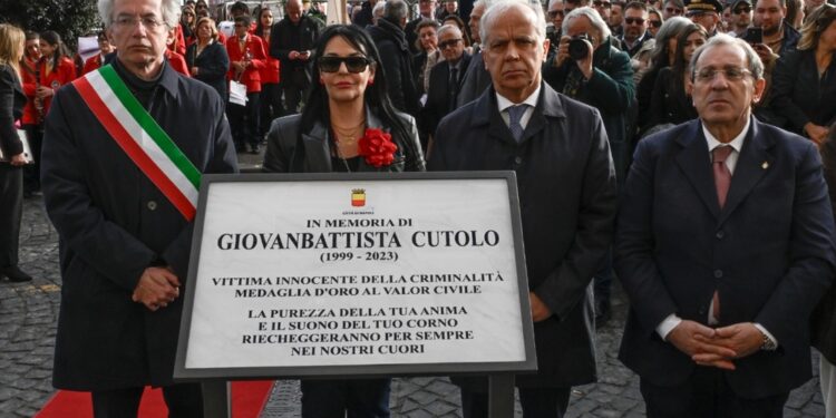 Napoli rende omaggio a Giovanbattista Cutolo con una targa in piazza Municipio