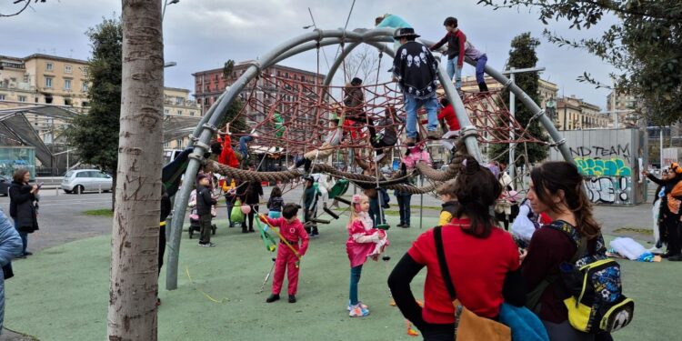 FOTO-Piazza Garibaldi si colora per il Carnevale Sociale, centinaia alla sfilata
