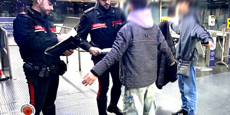 Napoli: controlli dei carabinieri con i metal detector e militari in borghese tra le strade della movida