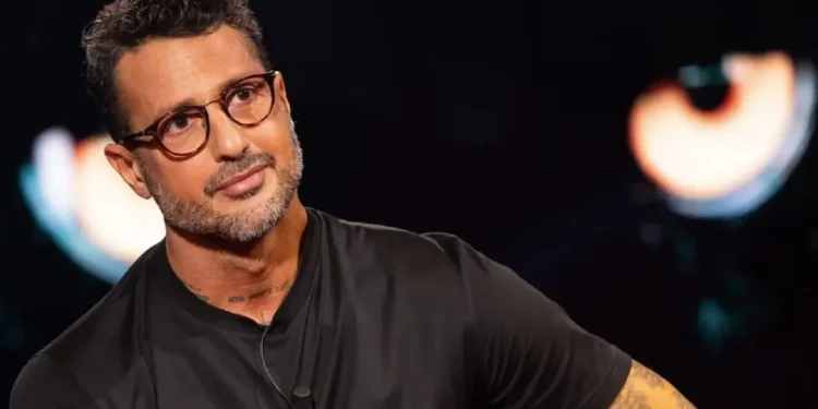 Fabrizio Corona contestato al Peppy Night di Napoli: fischi e tensione al Palapartenope