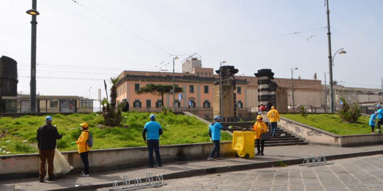 Ripulita dai rifiuti Piazza del Carmine a Napoli