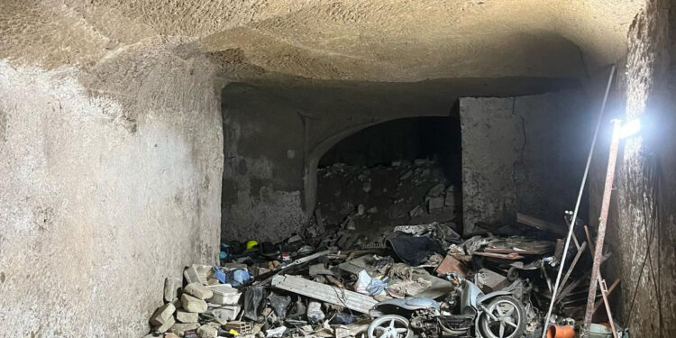 VIDEO-Grotta-discarica per mezzi rubati scoperta dai carabinieri nel rione Sanità