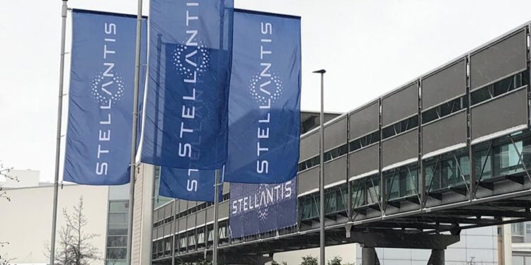 Stellantis, bonus produzione irrisorio: cosa sta succedendo nello stabilimento di Pomigliano