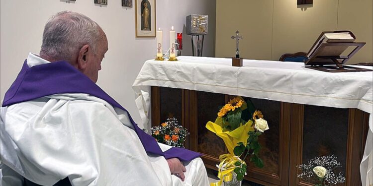Diffusa la prima foto del Papa dal ricovero al Policlinico Gemelli