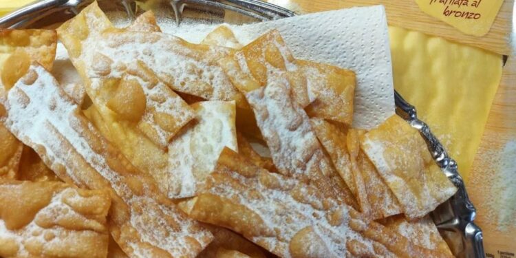 Le chiacchiere con la sfoglia delle lasagne: la moda più virale del Carnevale 2025