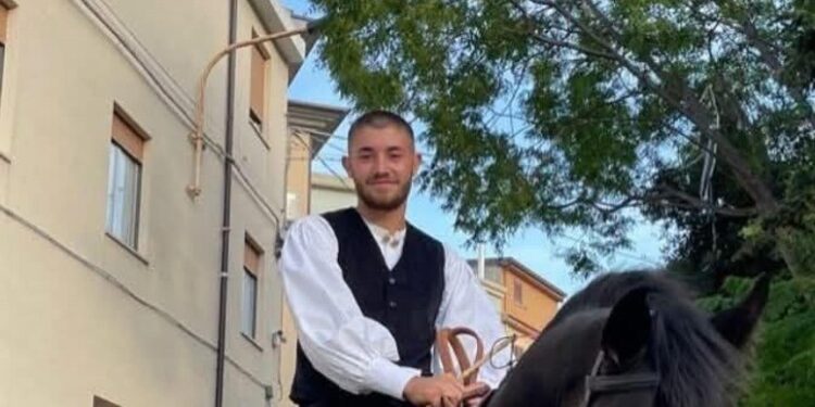22enne accoltellato al petto durante la sfilata dei carri di carnevale