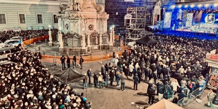 Concerto dedicato a Pino Daniele in piazza del Gesù, pioggia di critiche e polemiche