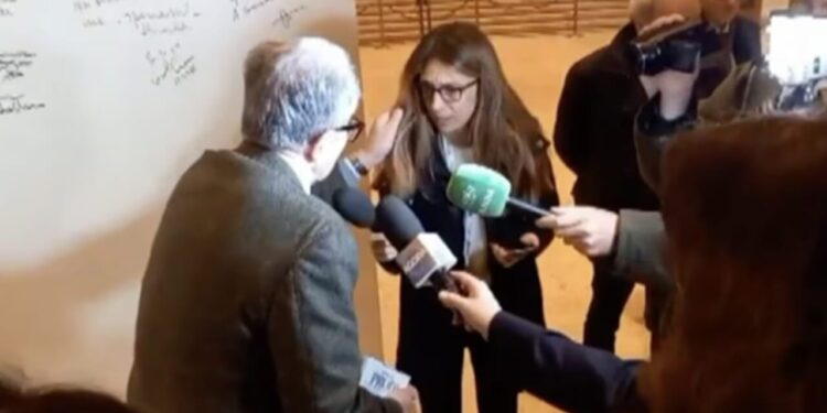 Prodi litiga con una giornalista: il video inedito mostra che le ha davvero tirato i capelli