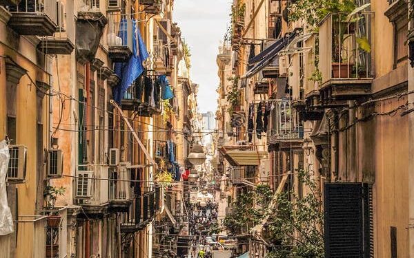 Ai Quartieri Spagnoli un murale per celebrare gli 80 anni di “Napoli Milionaria”