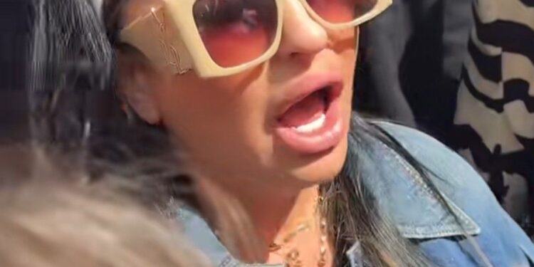 Rita De Crescenzo alla manifestazione del M5S: specchio della deriva politica e mediatica italiana