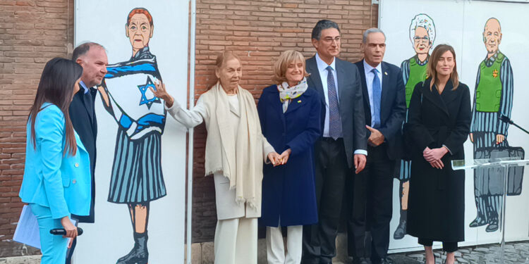 Edith Bruck davanti all’opera dell’artista aleXsandro Palombo inaugurata al Museo della Shoah di Roma