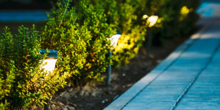 Illuminare il vialetto con stile: come sfruttare i faretti a LED per percorsi e camminamenti