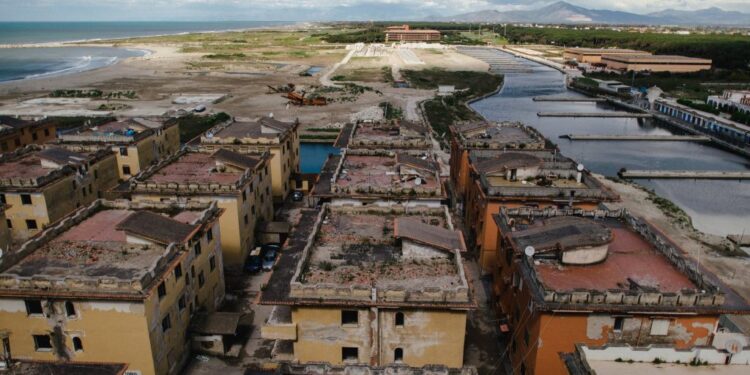 Villaggio Coppola: scoperti abusi edilizi e rifiuti interrati. Indaga la Procura