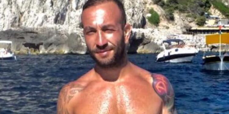 Perde il controllo della moto e si schianta contro un’auto: 39enne morto a Napoli