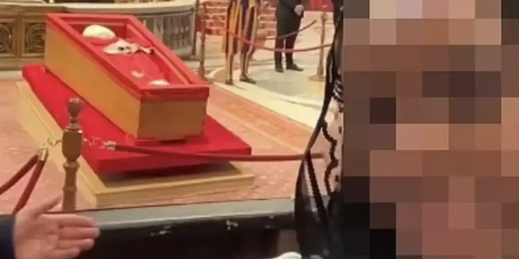 Selfie accanto al feretro di Papa Francesco: tra devozione, polemica e influenza dei social media