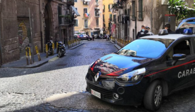 Spari nella notte ai Quartieri Spagnoli: rinvenuto un bossolo, indagini in corso