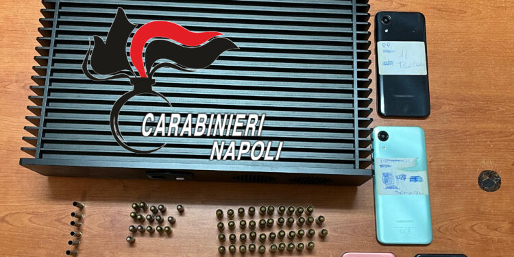 Torre del Greco, arsenale nascosto in un deposito: pistola con matricola abrasa, proiettili e un jammer