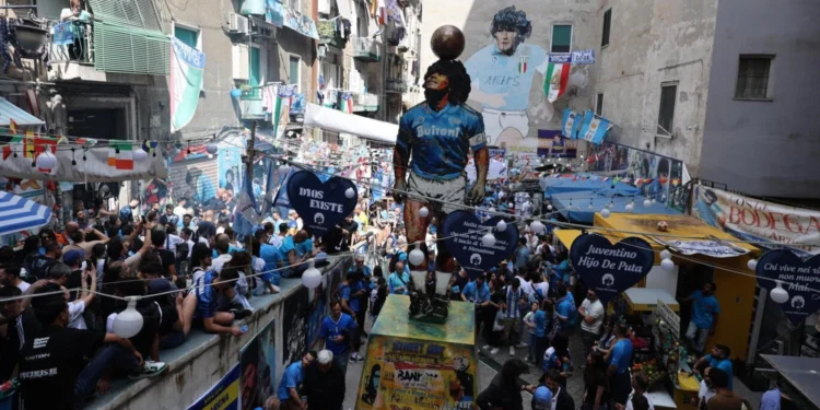 Napoli celebra Maradona con una statua monumentale di oltre 6 metri