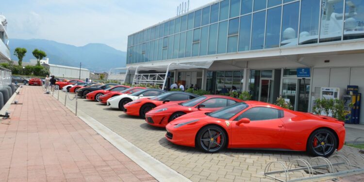 Pompei teatro di uno spettacolo straordinario con Ferrari, Lamborghini, Porsche e molte altre Supercar