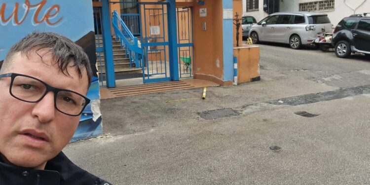Auto contromano contro sede Fondazione ‘A Voce d’e Creature’