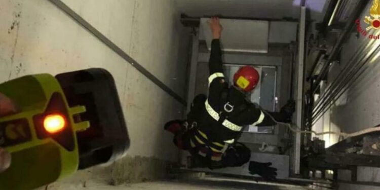 Torre del Greco, ascensore precipita: famiglia ferita, tragedia sfiorata grazie al cavo di emergenza 