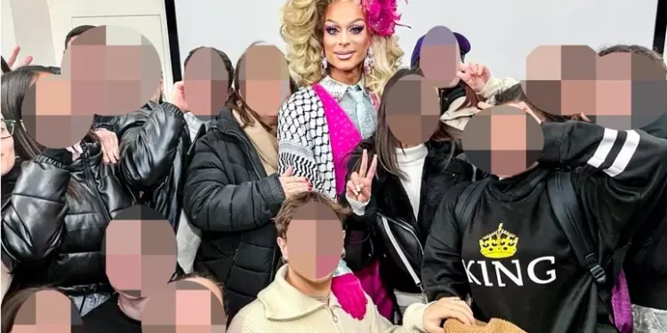 Drag Queen incontra studenti in una scuola di Acerra: scoppia la polemica