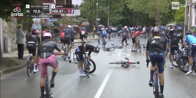 Maxi caduta al Giro d’Italia: tappa neutralizzata a causa dell’asfalto bagnato 