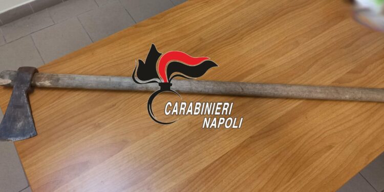 Portici: 15enne armato di ascia aggredisce i genitori. Arrestato dai Carabinieri