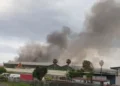 Incendio devasta capannoni industriali a Barra: paura e fumo su Napoli Est