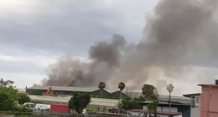 Incendio devasta capannoni industriali a Barra: paura e fumo su Napoli Est