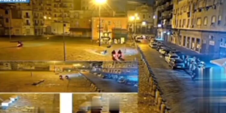 VIDEO-Omicidio Tufano: l’incursione a piazza Mercato, gli spari, le urla