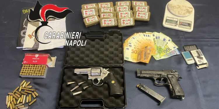 Torre del Greco, panetti di hashish e pistole in cantina. 37enne arrestato dai Carabinieri