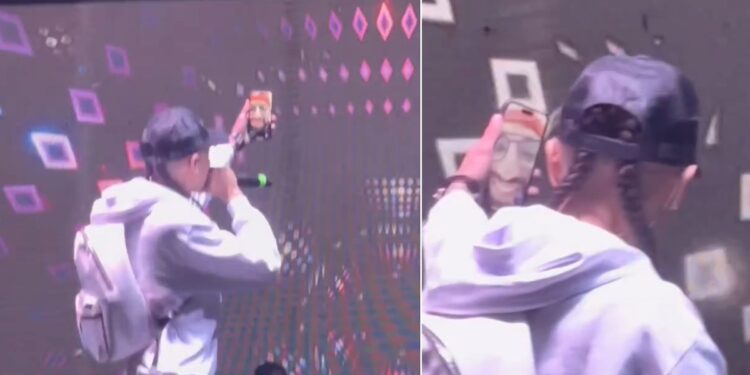 Catania, Baby Gang mostra Niko Pandetta in videochiamata durante un concerto