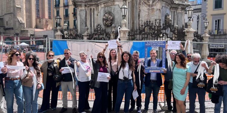 Libertà di stampa, flash mob a Napoli: “C’è emergenza nazionale per l’informazione”