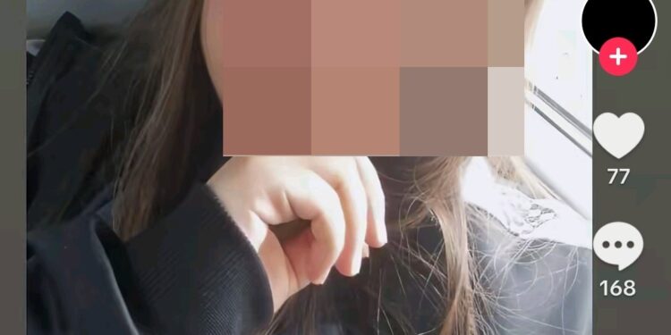 Minacce alla ex su TikTok tra i commenti dei video dei funerali di Martina Carbonaro