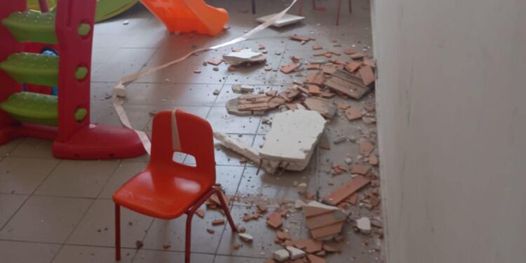 Crolla il solaio in una scuola di Barra: la versione dei testimoni