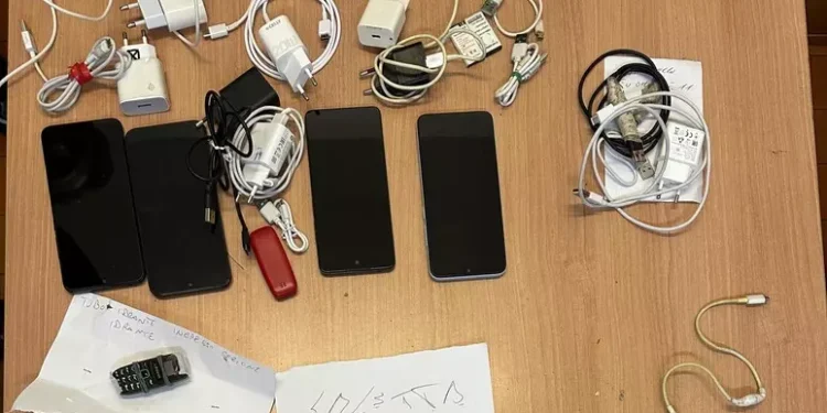 Cinque smartphone scoperti nel reparto di massima sicurezza del carcere di Secondigliano