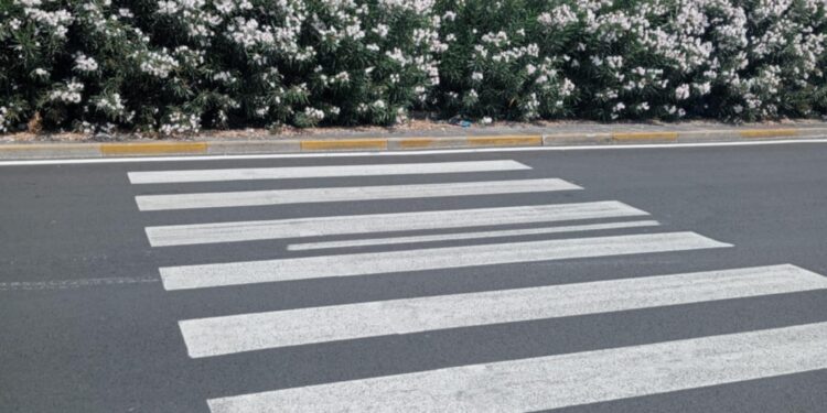Ponticelli, la denuncia dei cittadini: “impossibile utilizzare le strisce pedonali a via Argine”