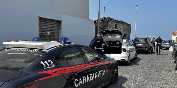 Castellammare di Stabia, stretta su parcheggiatori abusivi e servizi illegali in spiaggia: denunce e sequestri