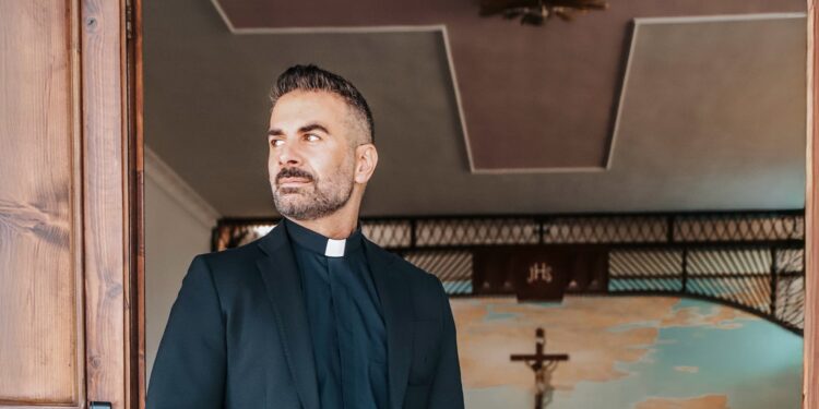 Don Cosimo Schena: “Non sono un influencer: sono un missionario digitale”