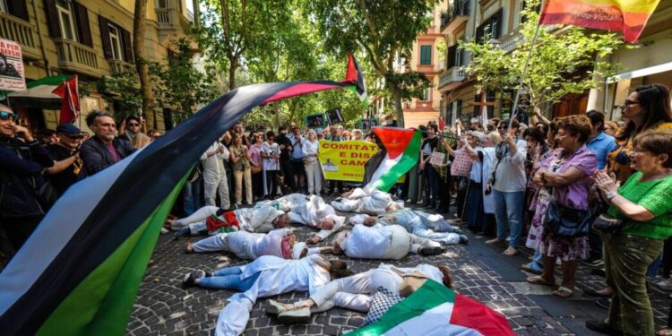 Flash Mob a Napoli: attivisti simulano vittime dei bombardamenti a Gaza per chiedere Pace