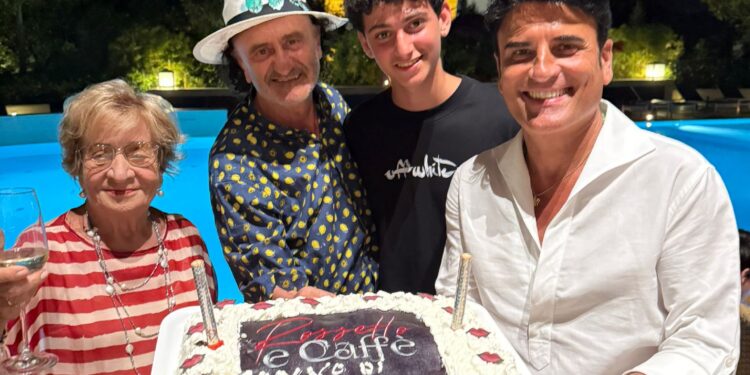 Sal Da Vinci festeggia a Sorrento il primo compleanno di “Rossetto e caffè”