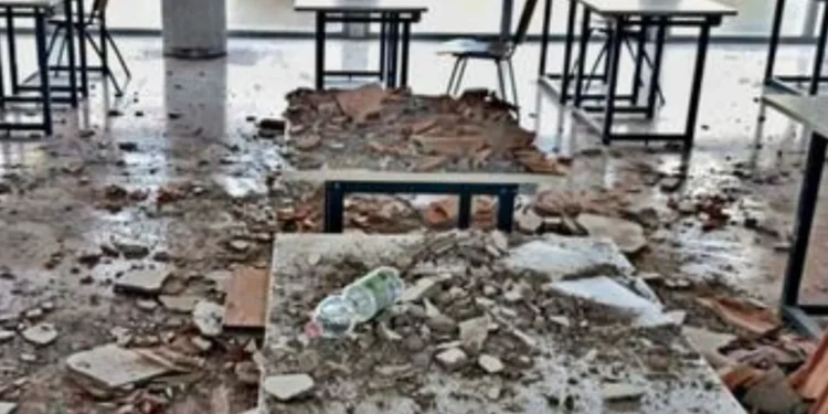 Barra, crolla solaio in una scuola