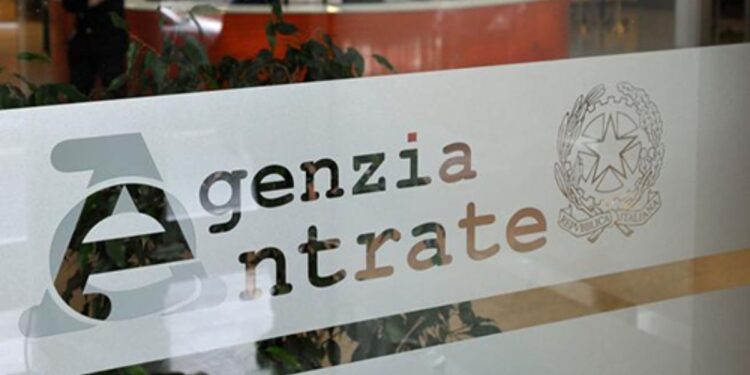 Suicidio shock davanti all’Agenzia delle entrate: 55enne si toglie la vita, la foto virale sui social