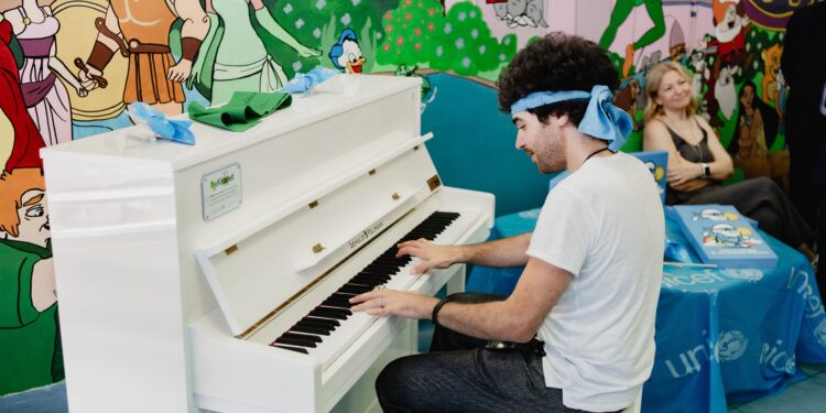 Unicef e Kiranet donano un pianoforte ai piccoli degenti dell’ospedale Federico II di Napoli