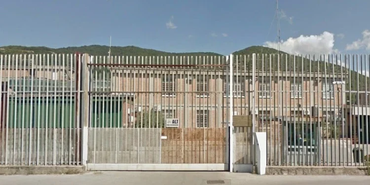 Carcere di Fuorni: detenuto salva un compagno dal suicidio nel carcere