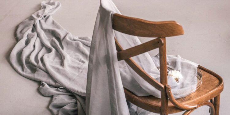Vestiti sulla sedia: un gesto quotidiano che parla del nostro stato emotivo
