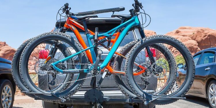 Portabici e portasci da gancio traino: cosa prevede il decreto MIT 2025 per gancio traino e portellone