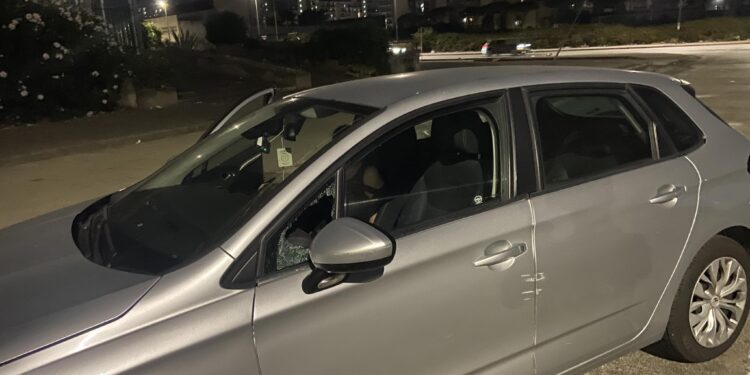 VIDEO-Furto a Ponticelli: la dash cam dell’auto registra la scena