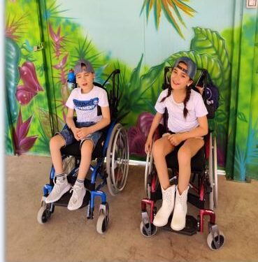 Genitori promuovono raccolta fondi per garantire mobilità e dignità ai due figli disabili